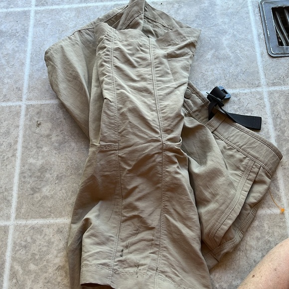 The North Face men’s 5 mesh lined pockets cargo shorts. Waist size 36. EUC - Picture 15 of 16